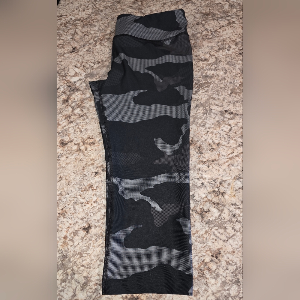 Under Armour Black and Gray Camo Patterned Capri Leggings Medium ❤️